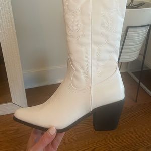 Princess Polly size 5 white cowboy boots never worn